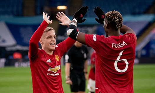 Khả năng Donny van de Beek và Paul Pogba rời Manchester United ngày càng lớn. Ảnh: AFP