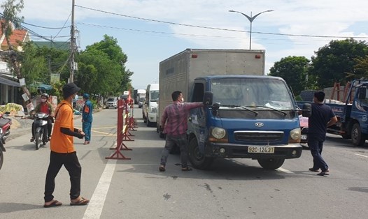 Xe tải vận chuyển hàng hóa qua chốt kiểm dịch giáp ranh giữa Đà Nẵng, Quảng Nam. Ảnh: Thanh Chung