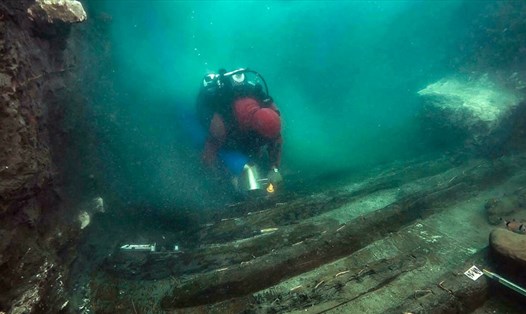 Thợ lặn khám phá xác tàu được phát hiện ở thành phố Thonis-Heracleion bị chìm trên bờ biển Địa Trung Hải của Ai Cập. Ảnh: Bộ Cổ vật Ai Cập/AFP