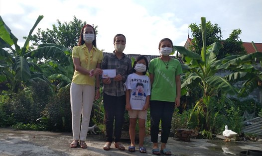 Tác giả Nguyễn Thị Nga đến thăm, tìm hiểu hoàn cảnh gia đình chị Láng. 
Ảnh: N.NGA