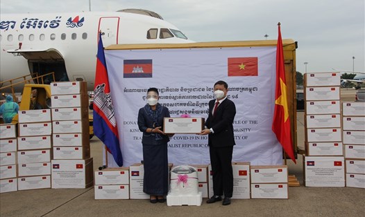 Lễ tiếp nhận thiết bị, vật tư y tế của Chính phủ Vương quốc Campuchia trao tặng Thành phố Hồ Chí Minh ngày 19.7. Ảnh: Bộ Ngoại giao