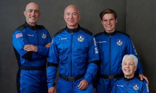 Phi hành đoàn cùng tỉ phú Jeff Bezos bay vào vũ trụ. Ảnh: Blue Origin