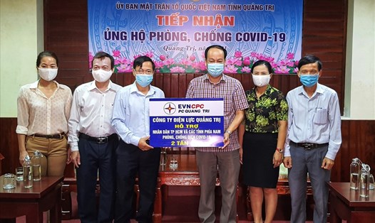 Công ty Điện lực Quảng Trị trao 2 tấn gạo ủng hộ TP. Hồ Chí Minh và các tỉnh phía Nam chống dịch COVID-19. Ảnh: Minh Thành