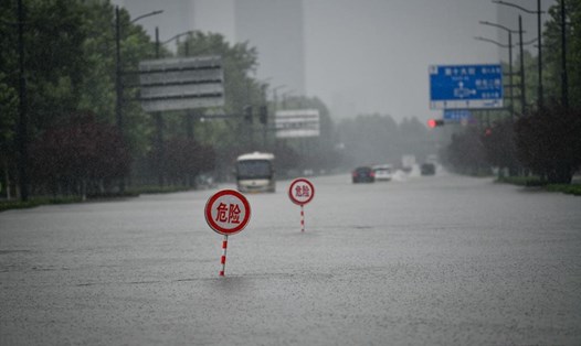Đường phố ở Trịnh Châu, Trung Quốc, ngập trong nước do mưa lớn liên tục. Ảnh: Tân Hoa Xã