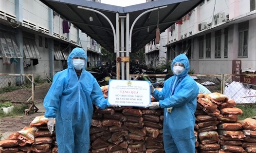 Công đoàn các Khu chế xuất và công nghiệp TPHCM trao tặng 1.200 phần quà hỗ trợ công nhân Khu chế xuất Tân Thuận bị cách ly, ở trong khu phong tỏa phòng dịch COVID-19. Ảnh Đức Long