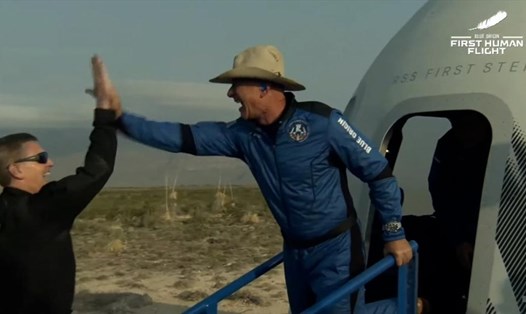Tỉ phú Jeff Bezos sau khi trở về từ chuyến bay thành công lên rìa vũ trụ. Ảnh: Blue Origin