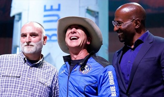 Jeff Bezos trao tặng Jose Andres (trái) và Van Jones (phải) mỗi người 100 triệu USD. Ảnh: Blue Origin/AP