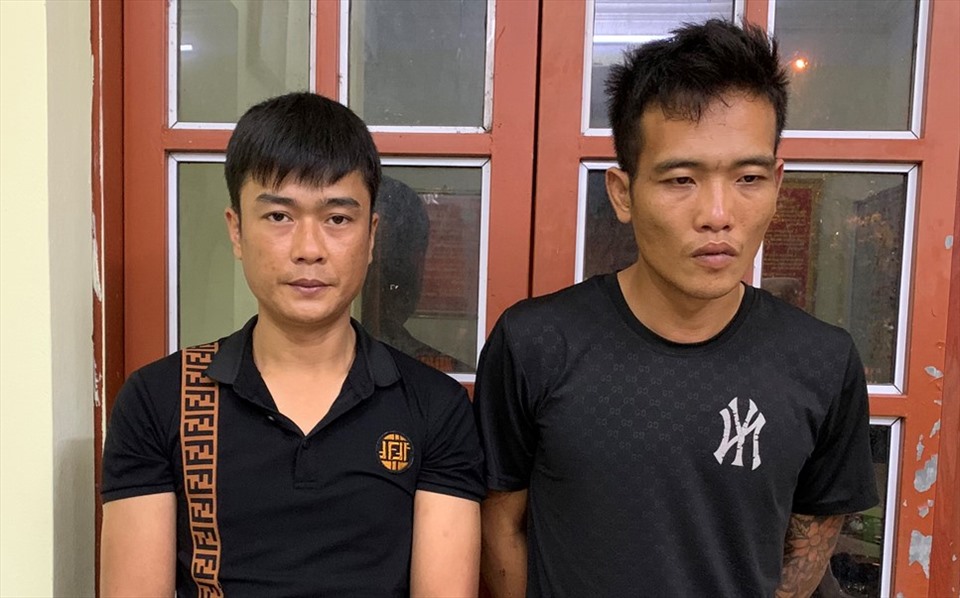 Hai đối tượng tại cơ quan Công an TP.Lào Cai. Ảnh: CACC.