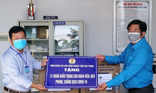 Chủ tịch LĐLĐ tỉnh Sóc Trăng Nguyễn Thanh Sơn trao tượng trưng cho đại diện CĐCS Công ty Cổ phần Thực phẩm Sao Ta. Ảnh: Anh Khoa