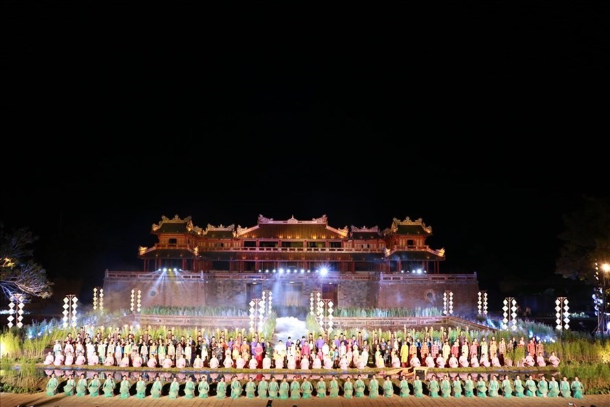 Chương trình "Lễ hội áo dài" trong khuôn khổ Festival Nghề truyền thống Huế tổ chức năm 2019. Ảnh: LĐ