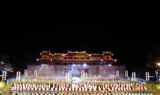 Chương trình "Lễ hội áo dài" trong khuôn khổ Festival Nghề truyền thống Huế tổ chức năm 2019. Ảnh: LĐ