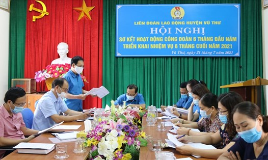 Liên đoàn Lao động huyện Vũ Thư (Thái Bình) sơ kết nhiệm vụ 6 tháng đầu năm 2021. Ảnh Bá Mạnh