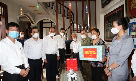 Phó Thủ tướng Thường trực tặng quà gia đình thương binh Nguyễn Hữu Thót. Ảnh: VGP/Lê Sơn