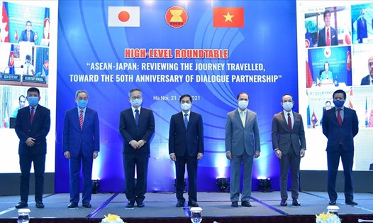 Tọa đàm bàn tròn cao cấp “ASEAN-Nhật Bản: Nhìn lại chặng đường đã qua và hướng tới 50 năm Quan hệ đối tác” diễn ra ngày 21.7. Ảnh: Bộ Ngoại giao