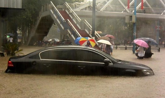 Mưa ngập phố ở Trịnh Châu, tỉnh Hà Nam, Trung Quốc. Ảnh: Xinhua