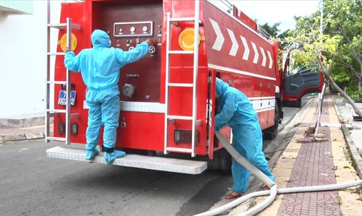 Bệnh viện đa khoa tỉnh Phú Yên, 2 ngày nay phải nhờ sự hỗ trợ của Công an tỉnh huy động xe chữa cháy để đưa nước về đảm bảo nhu cầu sinh hoạt của bệnh nhân. Ảnh: Phương Uyên