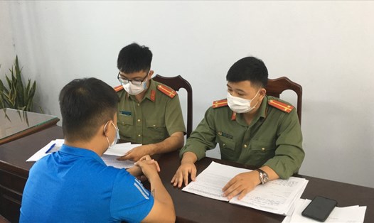 Lực lượng công an làm việc với đối tượng tung tin giả về dịch COVID-19. Ảnh: CA Đà Nẵng.