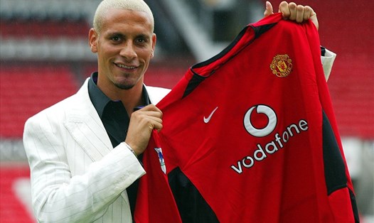 Đến Manchester United năm 2002, Rio Ferdinand trở thành hậu vệ đắt giá nhất thế giới và sự nghiệp của anh cũng thăng tiến nhanh chóng. Ảnh: Man United
