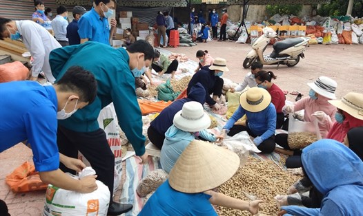 Cán bộ, đoàn viên công đoàn huyện Thạch Hà ủng hộ, tập kết, phân loại các nhu yếu phẩm để đóng gói gửi vào đồng bào miền Nam. Ảnh: CĐ.