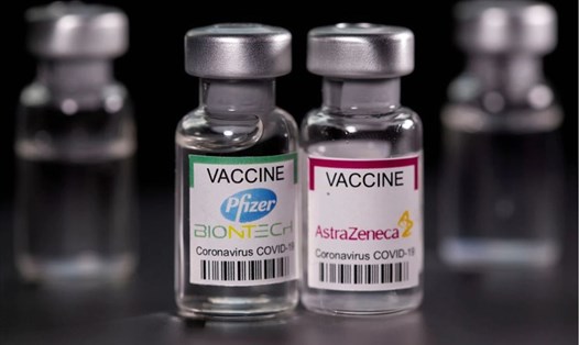 Vaccine COVID-19 của Pfizer và AstraZeneca cho hiệu quả cao hơn với biến thể Delta khi tiêm đủ 2 liều. Ảnh: AFP