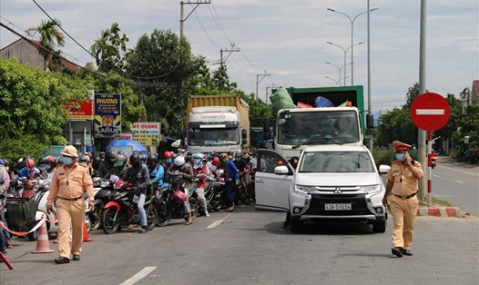 Người dân Quảng Nam ở Đà Nẵng đổ xô về quê gây ùn tắc giao thông. Ảnh: Thanh Chung