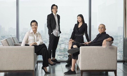 Chủ tịch HĐQT Nguyễn Vũ Anh (ngoài cùng tay phải) đã định hướng cho thế hệ F2 trong gia đình học tập bài bản trong ngành thời trang quốc tế từ rất sớm.