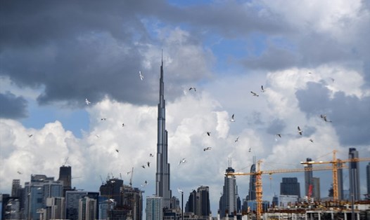 Đám mây đen trên bầu trời Dubai. Ảnh: AFP