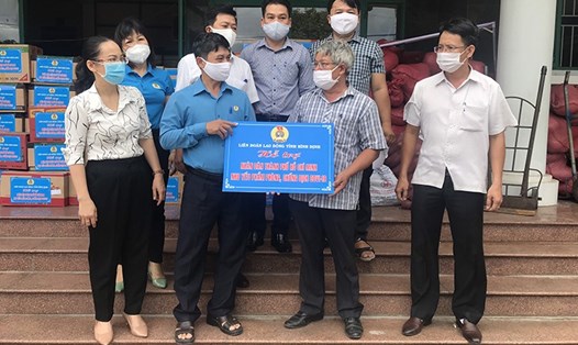 LĐLĐ tỉnh Bình Định trao hỗ trợ, chung tay cùng nhân dân Thành phố Hồ Chí Minh chống dịch COVID-19. Ảnh: Hồng Nguyên