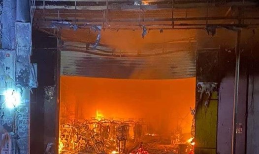Ngọn lửa bốc cháy dữ dội thiêu rụi nhiều xe điện tại một cửa hàng ở huyện Thái Thụy (Thái Bình). Ảnh: CTV.