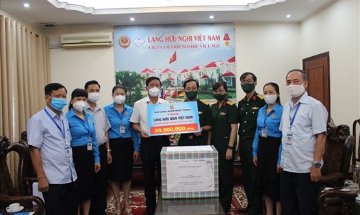Đoàn công tác Ban Công đoàn Quốc phòng thăm, tặng quà Làng Hữu nghị Việt Nam ngày 22.7. Ảnh: Ngọc Anh