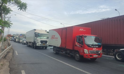 Các phương tiện vận tải tại Thái Bình một số ngày vừa qua gặp rất nhiều khó khăn, thời gian di chuyển trên đường cũng bị kéo dài hơn do ùn ứ tại nhiều điểm chốt kiểm soát phòng, chống dịch. Ảnh: T.D