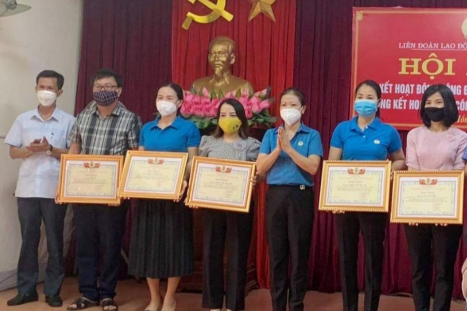 Trao bằng khen của LĐLĐ tỉnh Hà Tĩnh cho các cá nhân thuộc LĐLĐ thị xã Hồng Lĩnh. Ảnh: CĐ.