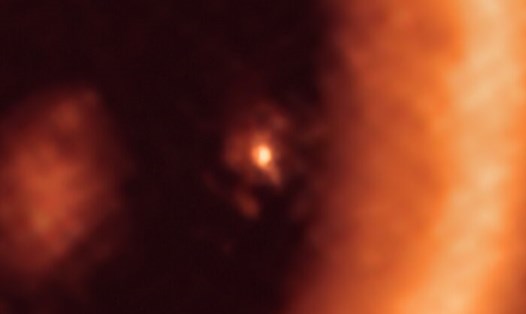 Cận cảnh đĩa hình thành mặt trăng quanh PDS 70c, ngoại hành tinh khí khổng lồ giống sao Mộc. Ảnh: ESO