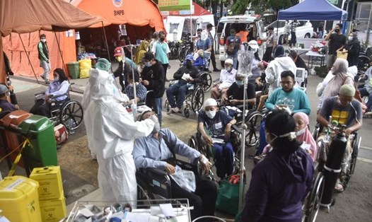 Nhân viên y tế khám sàng lọc COVID-19 bên ngoài bệnh viện ở Bekasi, Indonesia. Ảnh: AFP
