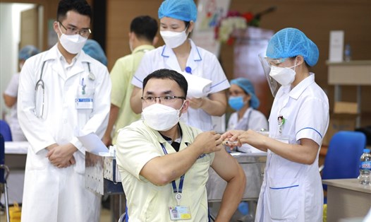 Nhân viên Công ty Samsung Thái Nguyên được tiêm vaccine phòng chống COVID-19. Ảnh: Xuân Lực