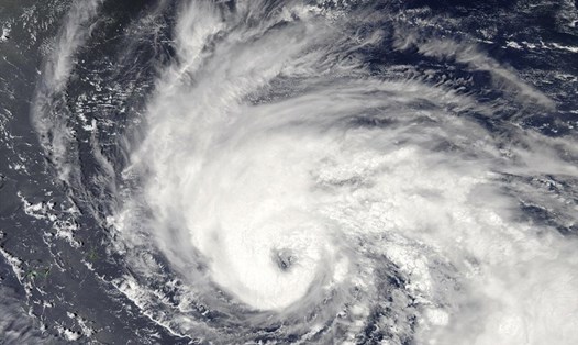 Tin bão mới nhất cho thấy bão In-fa đang hướng đến bờ biển phía đông Trung Quốc. Ảnh: NASA