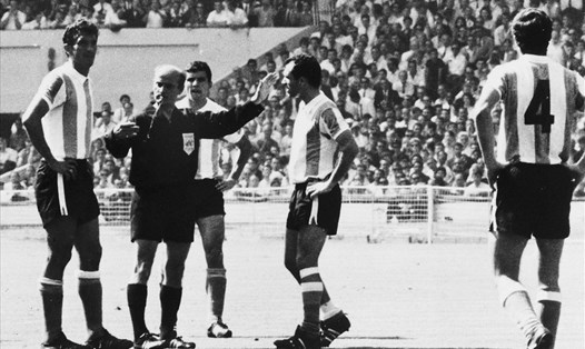 Quyết định rút thẻ đỏ với Antonio Rattín (trái) đã mở đầu cho sự kình địch giữa bóng đá Anh và Argentina. Ảnh: FIFA