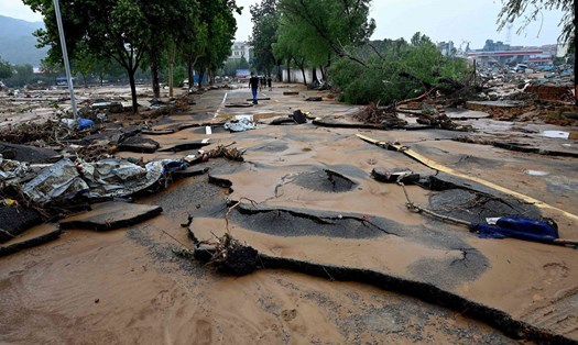 Đường phố hư hại do lũ lụt ở Hà Nam, Trung Quốc. Ảnh: Tân Hoa Xã