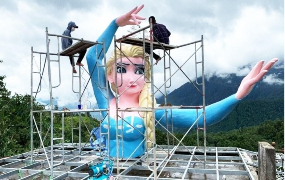 Tượng nhân vật hoạt hình Elsa bị tháo gỡ.