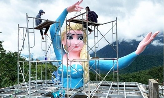 Tượng nhân vật hoạt hình Elsa bị tháo gỡ.