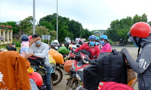 Nhiều đoàn người đi từ các tỉnh phía Nam đi xe máy về quê. Ảnh: BT