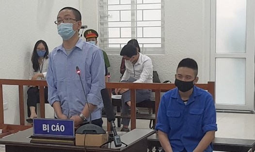Hoàng Ngọc (trái) và Mạnh tại phiên toà xét xử với các bị cáo về hành vi cướp ngân hàng. Ảnh: V.Dũng