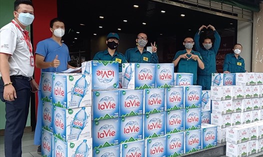 Hơn 5.500 chai nước khoáng được công ty La Vie trao tặng đội ngũ y bác sĩ và tình nguyện viên tại bệnh viện dã chiến số 5