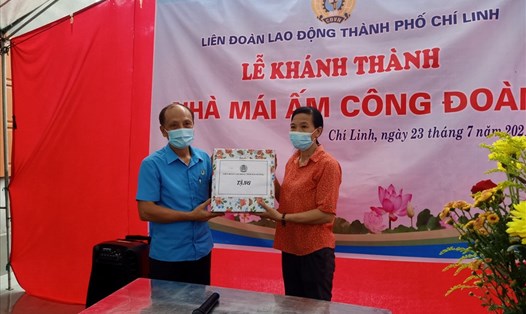 Chị Mạc Thị Thì đón nhận món quà từ LĐLĐ tỉnh Hải Dương trong ngày khánh thành nhà Mái ấm Công đoàn. Ảnh: DT