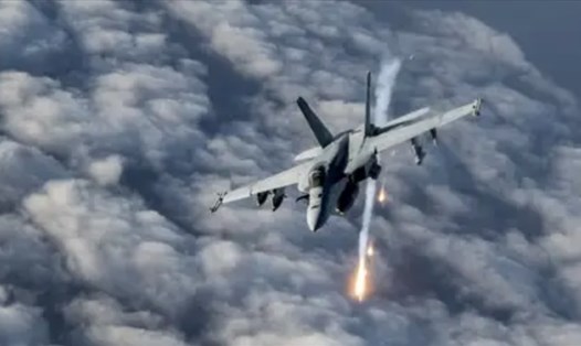 Một chiếc F/A-18E Super Hornet của Hải quân Mỹ phóng pháo sáng trên bầu trời Afghanistan. Ảnh: US Air Force
