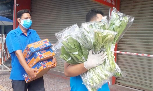 Cán bộ công đoàn đưa lương thực, thực phẩm cho công nhân khu nhà trọ khu vực phong toả tại xã Thạnh Phú, huyện Vĩnh Cửu. Ảnh: Hà Anh Chiến