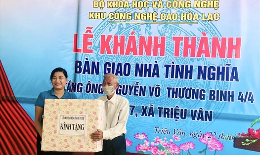 Lãnh đạo LĐLĐ tỉnh Quảng Trị trao quà cho thương binh Nguyễn Võ tại lễ bàn giao nhà tình nghĩa. Ảnh: Ly Na.