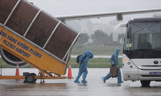 Các công dân Gia Lai đáp chuyến bay xuống sân bay Pleiku trong chiều mưa. Ảnh T.T
