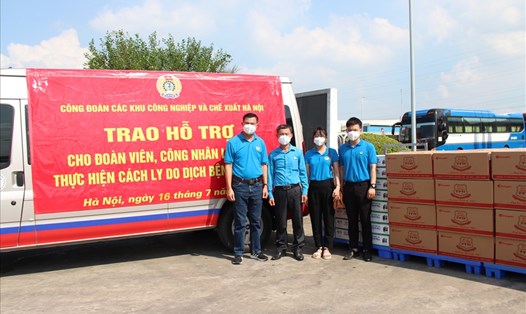 Công đoàn Các khu công nghiệp - chế xuất Hà Nội hỗ trợ công nhân lao động đang cách ly tập trung. Ảnh: CĐKCN