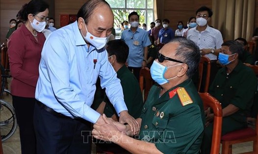 Chủ tịch nước Nguyễn Xuân Phúc đến thăm, tặng quà  tại Trung tâm nuôi dưỡng thương bệnh binh nặng và điều dưỡng người có công tỉnh Hà Nam. Ảnh: TTXVN